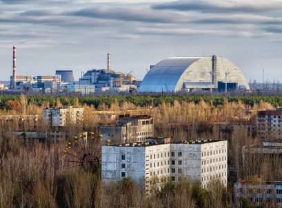 Instalacje elektryczne przy sarkofagu ochronnym w Czarnobylu